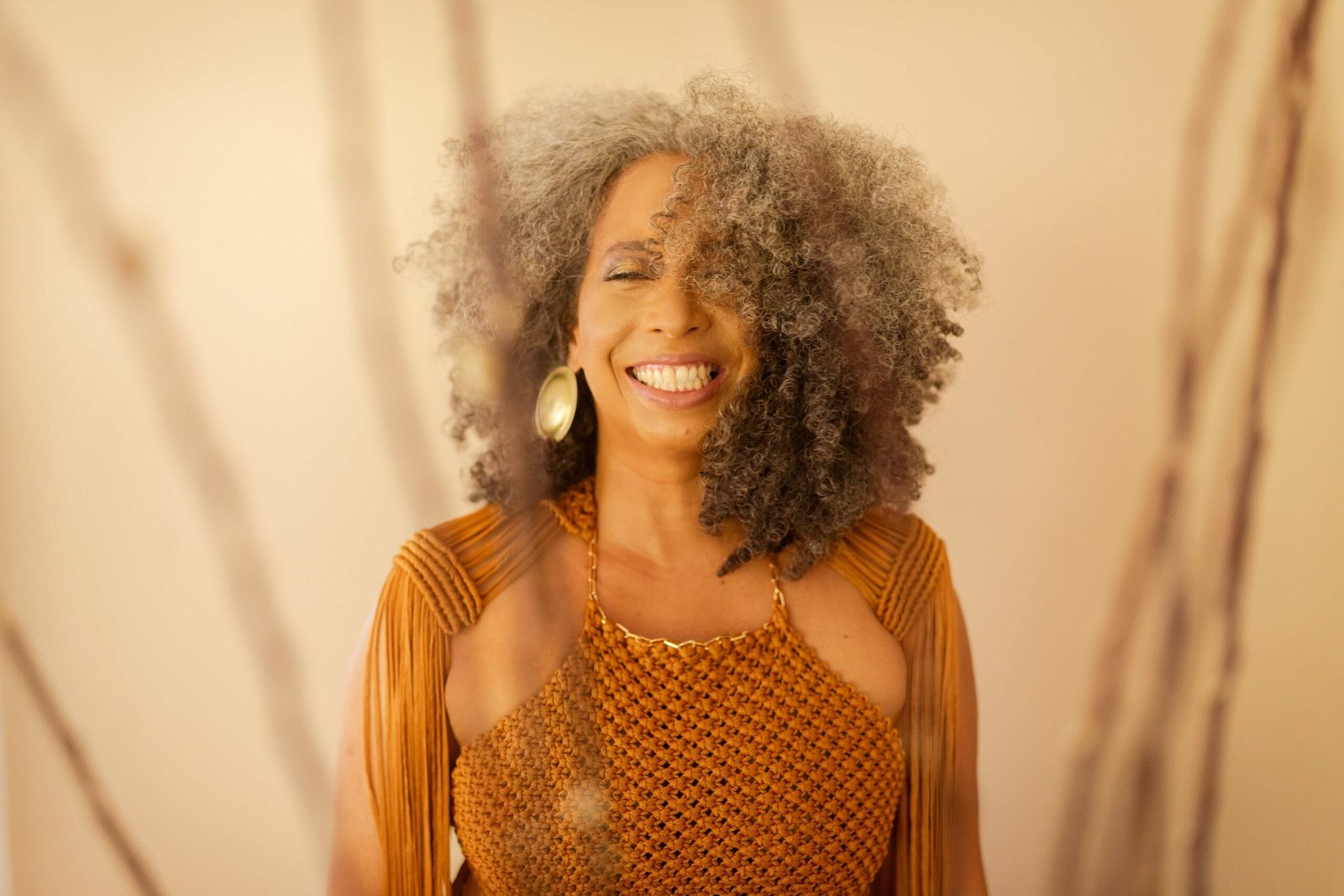 Fala de Ailton Krenak ecoa no álbum ‘Manu’, outro grito potente de Manuela Rodrigues, cantora fora dos padrões Fala de Ailton Krenak ecoa no álbum ‘Manu’, outro grito potente de Manuela Rodrigues, cantora fora dos padrões