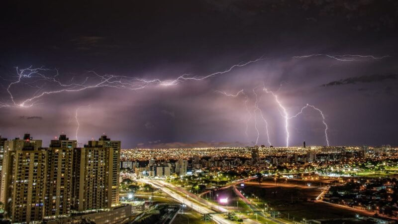 Alerta de temporais: quais cuidados adotar quando Inmet prevê chuva extrema e Cemaden aponta riscos