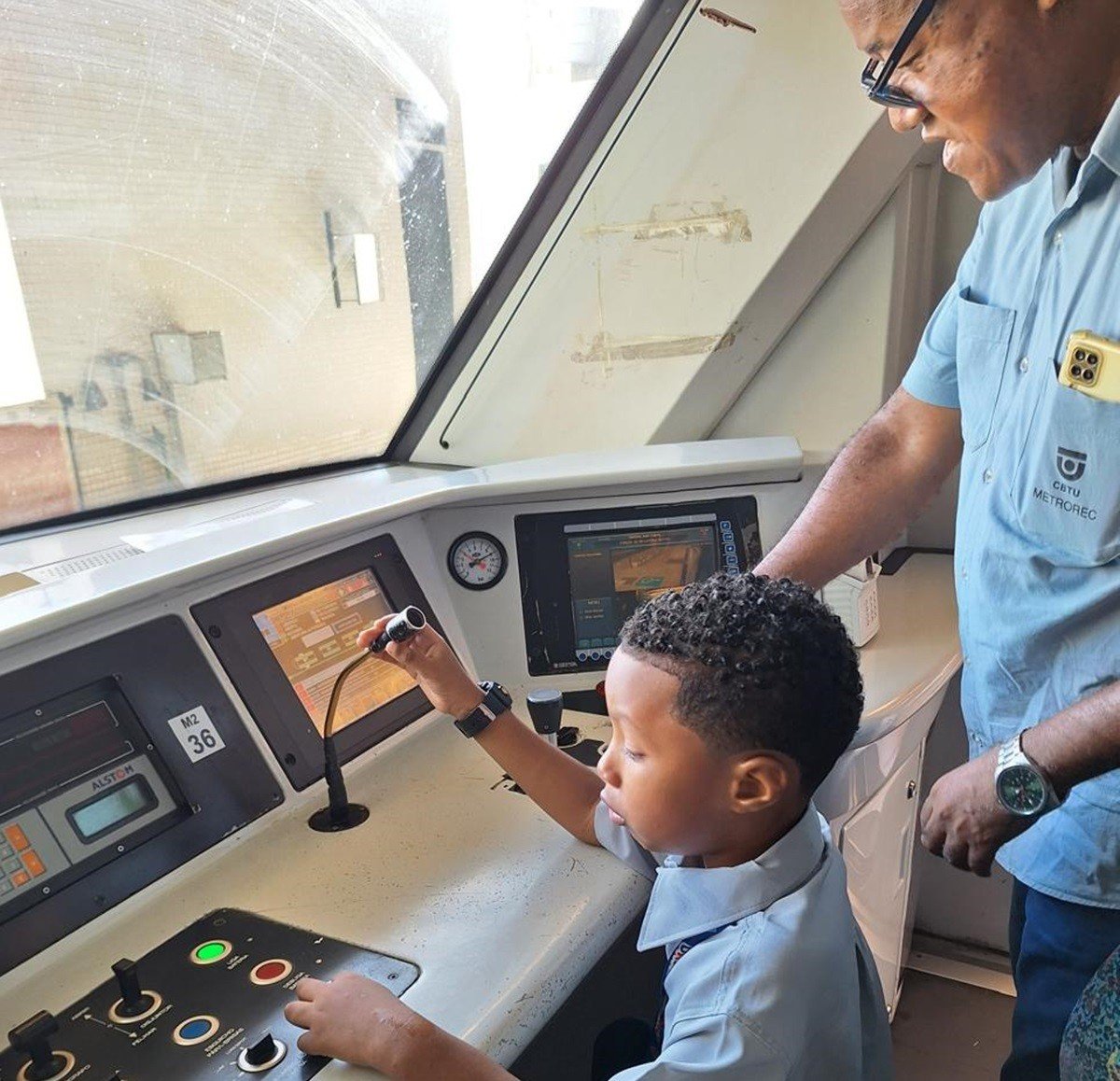 Menino autista com hiperfoco no Metrô do Recife faz aniversário dentro de trem e vira ‘maquinista por um dia’; VÍDEO Menino autista com hiperfoco no Metrô do Recife faz aniversário dentro de trem e vira ‘maquinista por um dia’; VÍDEO