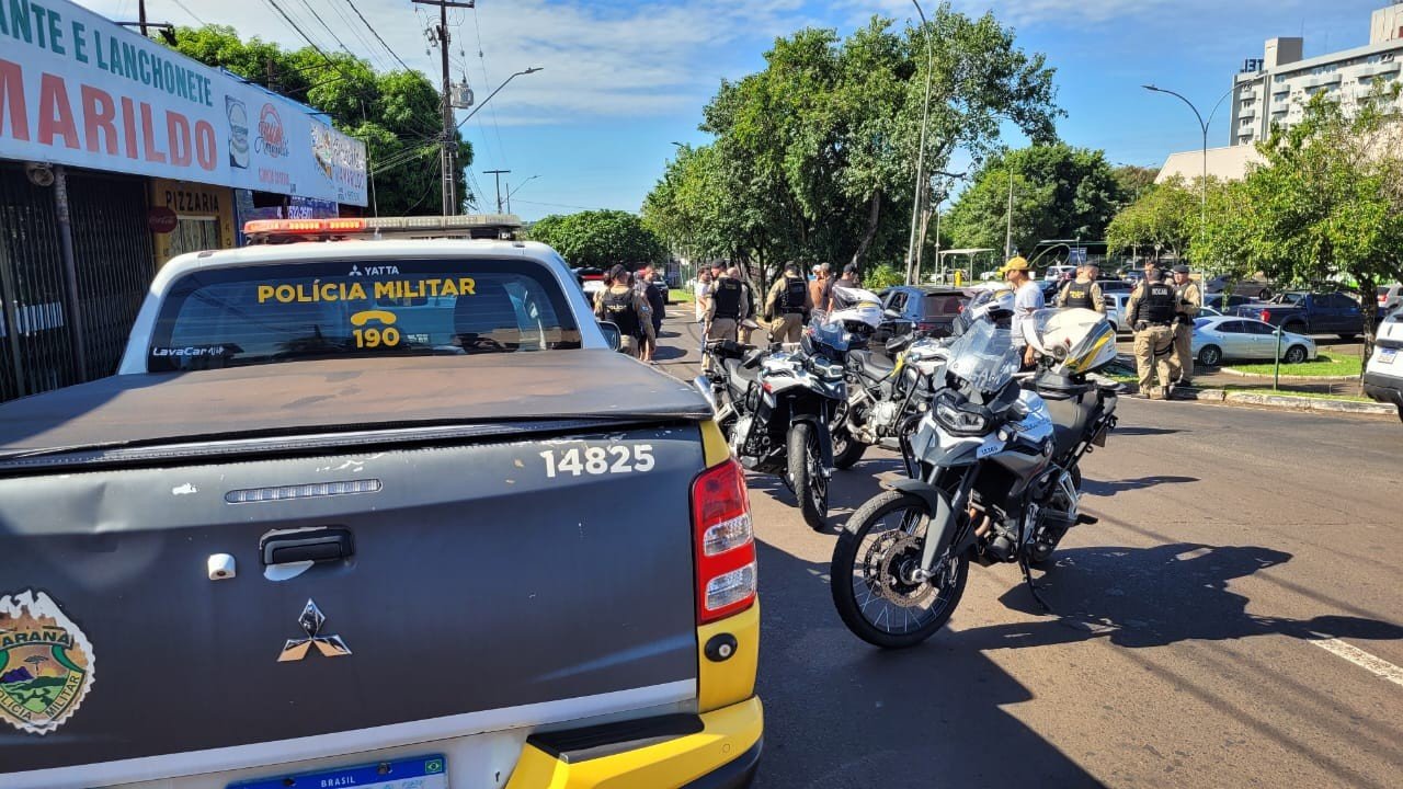 Quatro homens são presos em Foz do Iguaçu após tentativa de assalto a compristas terminar com tiroteio em hotel, diz polícia Quatro homens são presos em Foz do Iguaçu após tentativa de assalto a compristas terminar com tiroteio em hotel, diz polícia