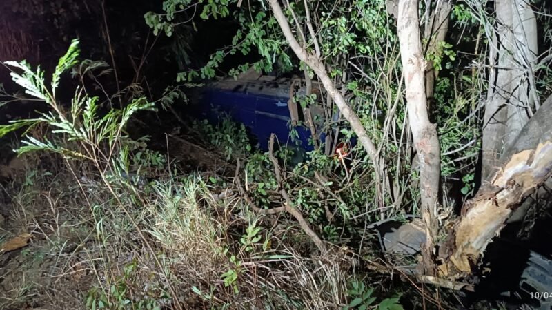 Carro cai em ribanceira de aproximadamente três metros depois de capotar na MGC-122, em Janaúba