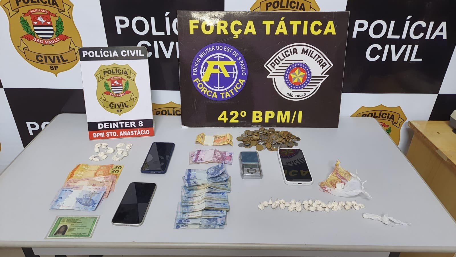 Operação Thundera cumpre mandados de busca e cinco pessoas são presas por tráfico de drogas em Santo Anastácio Operação Thundera cumpre mandados de busca e cinco pessoas são presas por tráfico de drogas em Santo Anastácio
