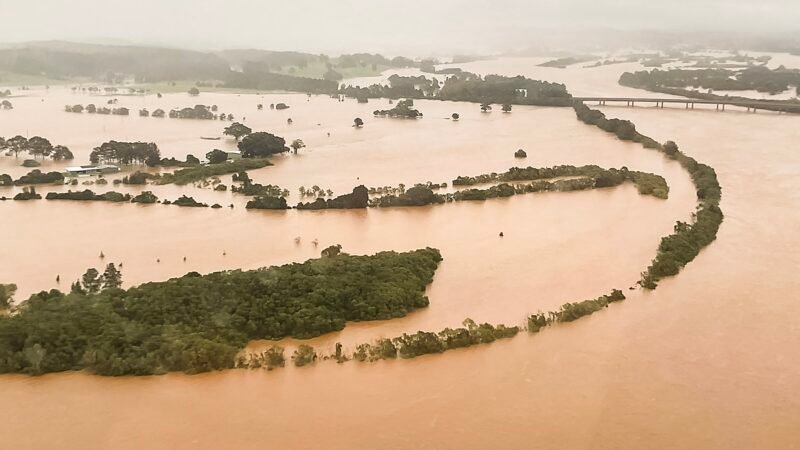 Enchentes deixam 1 morto e 50 mil pessoas ilhadas na Austrália