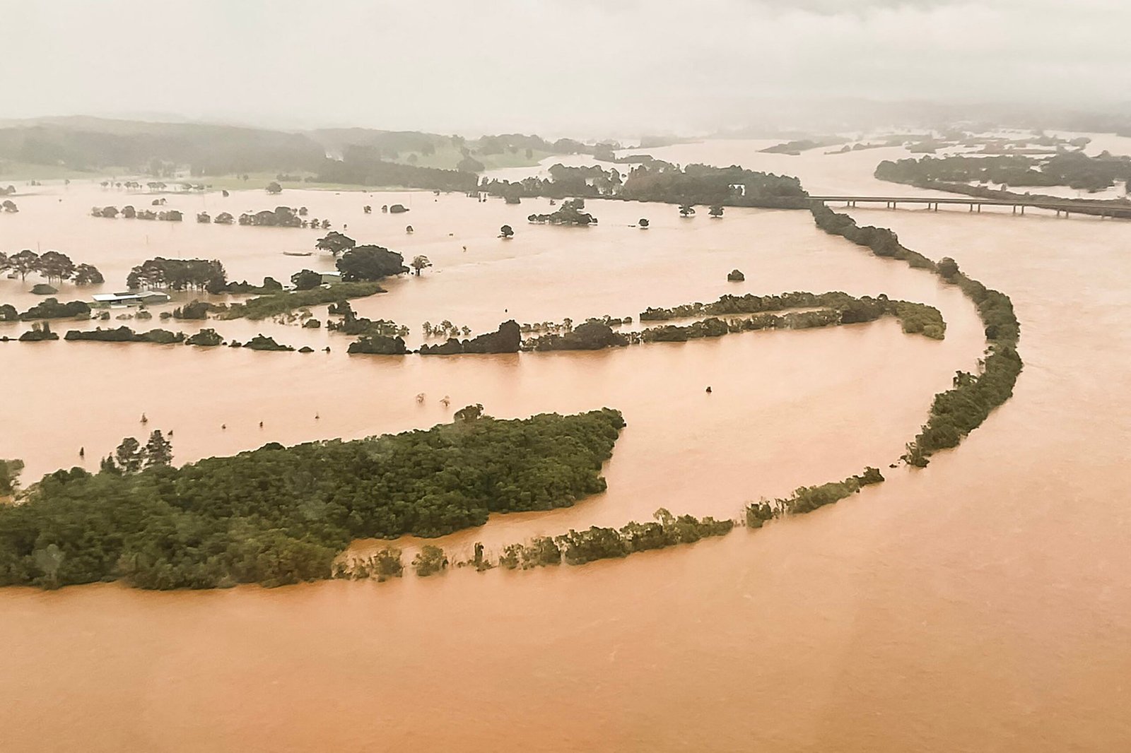Enchentes deixam 1 morto e 50 mil pessoas ilhadas na Austrália Enchentes deixam 1 morto e 50 mil pessoas ilhadas na Austrália