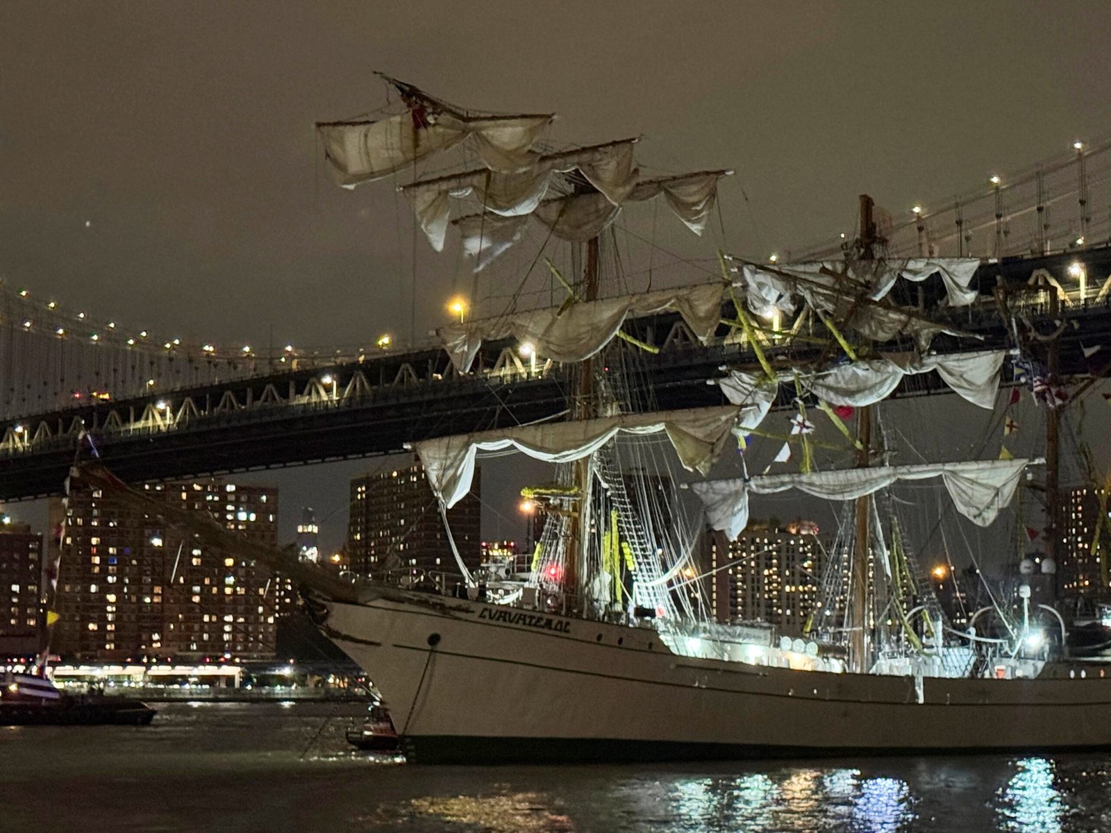 FOTOS E VÍDEOS: navio da Marinha mexicana bate na ponte do Brooklyn, em Nova York, nos EUA FOTOS E VÍDEOS: navio da Marinha mexicana bate na ponte do Brooklyn, em Nova York, nos EUA