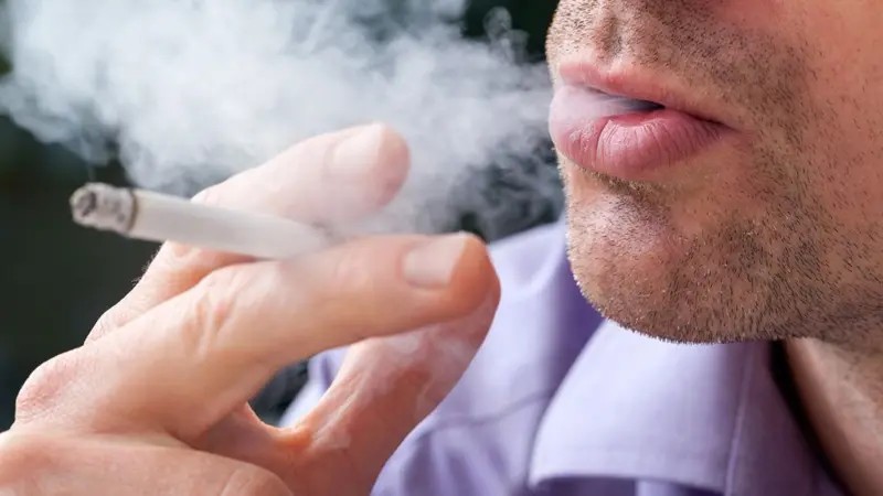 A cada R$ 1 de lucro da indústria do tabaco, Brasil gasta R$ 2,30 para tratar as doenças causadas pelo fumo A cada R$ 1 de lucro da indústria do tabaco, Brasil gasta R$ 2,30 para tratar as doenças causadas pelo fumo