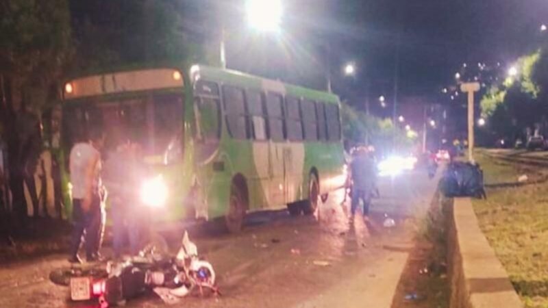 Motociclista invade contramão e morre ao bater de frente com ônibus em Cataguases