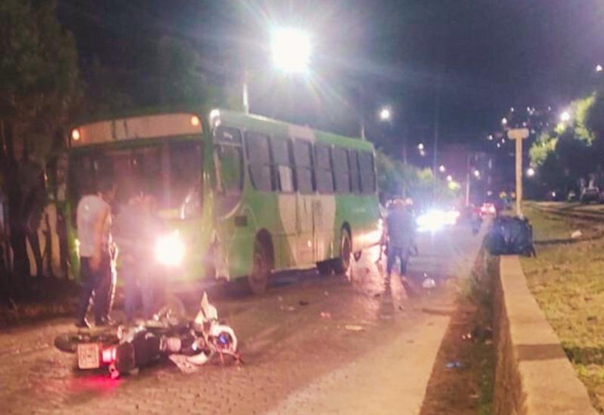 Motociclista invade contramão e morre ao bater de frente com ônibus em Cataguases Motociclista invade contramão e morre ao bater de frente com ônibus em Cataguases