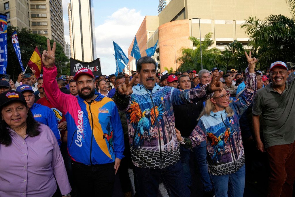 Venezuelanos voltam às urnas em eleições locais e legislativas; oposição pede boicote Venezuelanos voltam às urnas em eleições locais e legislativas; oposição pede boicote