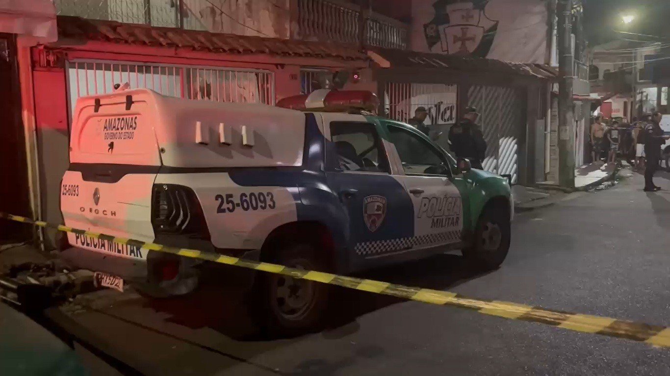 Ataque a tiros deixa dois mortos e dois feridos em frente a barbearia em Manaus, diz polícia Ataque a tiros deixa dois mortos e dois feridos em frente a barbearia em Manaus, diz polícia