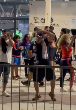 Chileno é preso pela PM após fazer gestos racistas no Engenhão; vídeo