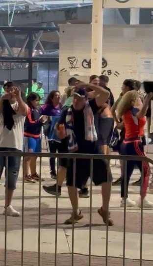 Chileno é preso pela PM após fazer gestos racistas no Engenhão; vídeo Chileno é preso pela PM após fazer gestos racistas no Engenhão; vídeo