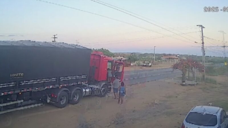 Casal morre e criança fica ferida após motorista perder controle de carreta e bater em imóvel na Bahia