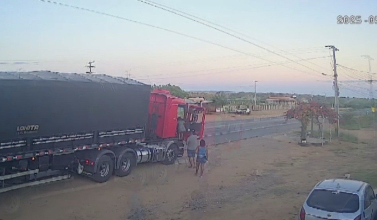 Casal morre e criança fica ferida após motorista perder controle de carreta e bater em imóvel na Bahia Casal morre e criança fica ferida após motorista perder controle de carreta e bater em imóvel na Bahia