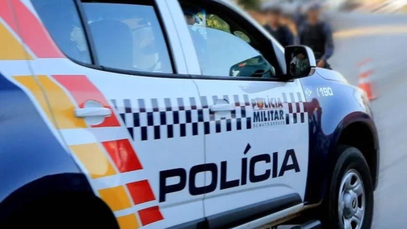 Homem morre e três pessoas ficam feridas após carro bater contra barranco em MT