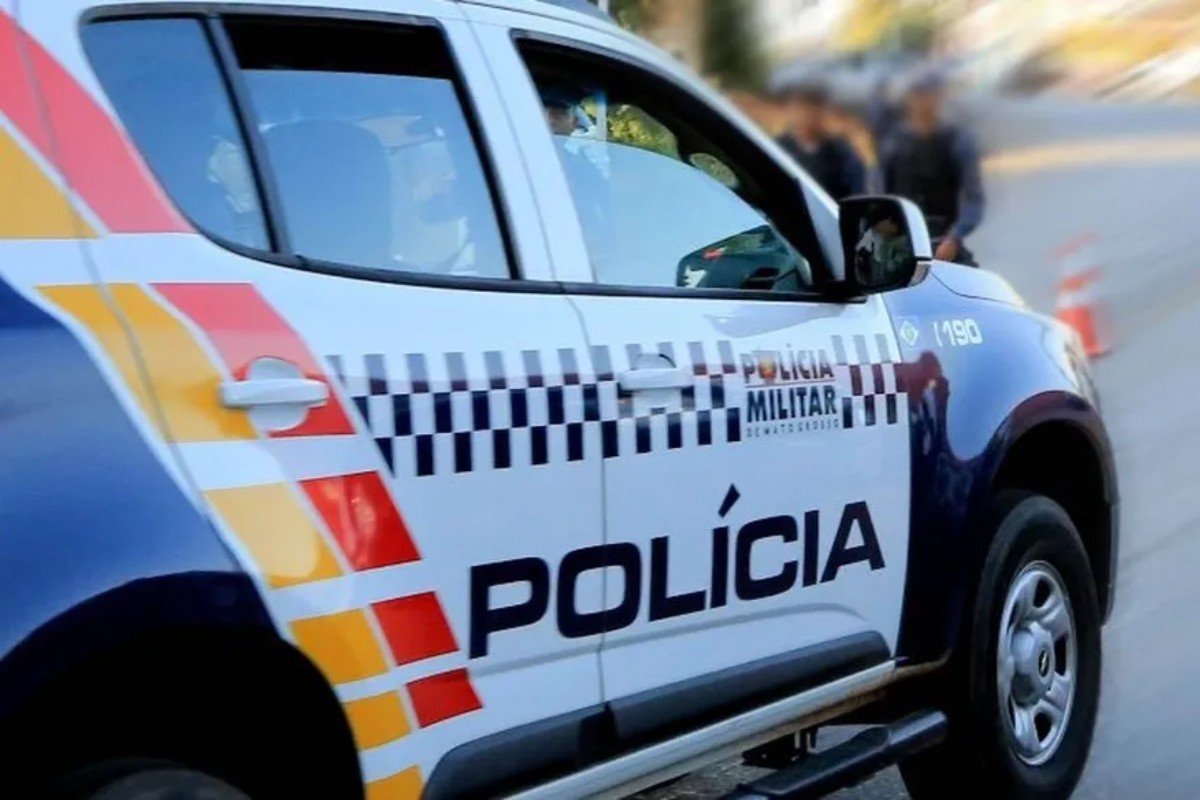 Homem morre e três pessoas ficam feridas após carro bater contra barranco em MT Homem morre e três pessoas ficam feridas após carro bater contra barranco em MT
