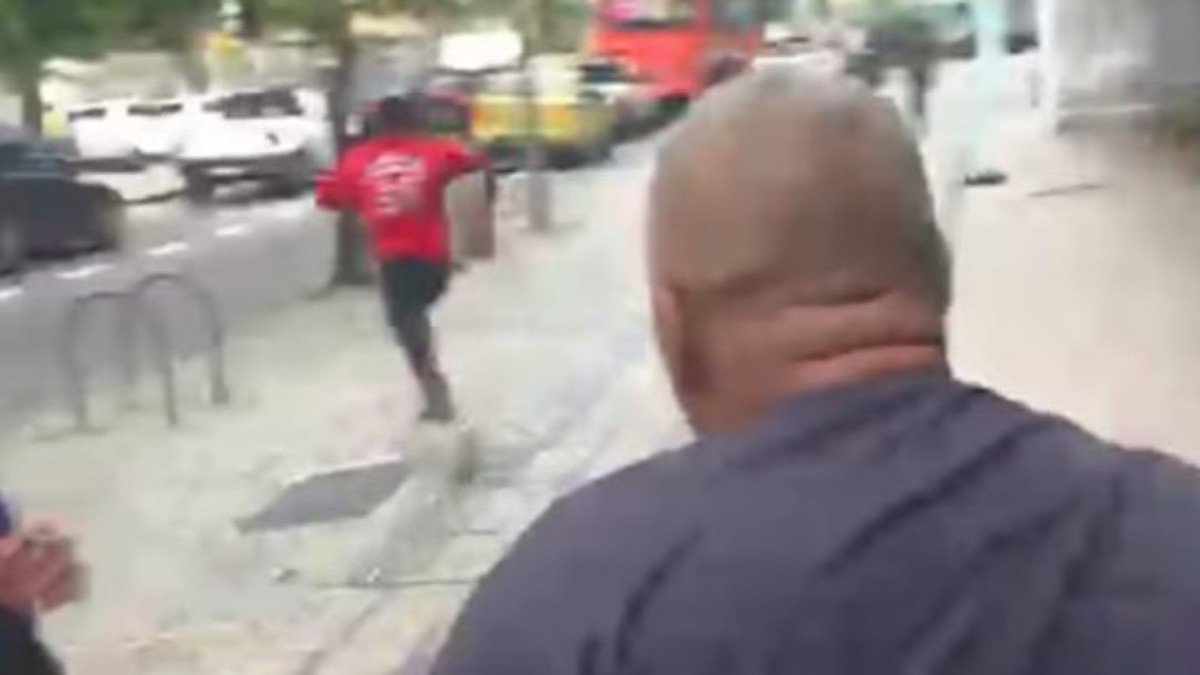 Universitário diz que foi apontado como ladrão por racismo perto da Uerj; vídeo mostra o real suspeito do furto fugindo de policiais Universitário diz que foi apontado como ladrão por racismo perto da Uerj; vídeo mostra o real suspeito do furto fugindo de policiais