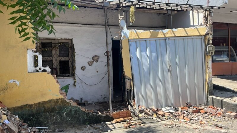 Caminhão desgovernado invade casa em Fortaleza