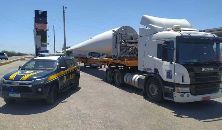 Transporte de 54 pás eólicas interrompe trânsito na BR-101; confira trechos, dias e horários
