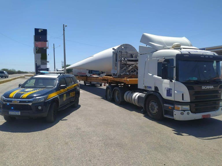 Transporte de 54 pás eólicas interrompe trânsito na BR-101; confira trechos, dias e horários Transporte de 54 pás eólicas interrompe trânsito na BR-101; confira trechos, dias e horários