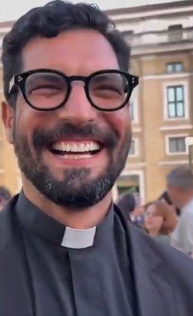 Padre brasileiro gato vira hit nas redes sociais ao ser filmado no anúncio de novo papa Padre brasileiro gato vira hit nas redes sociais ao ser filmado no anúncio de novo papa