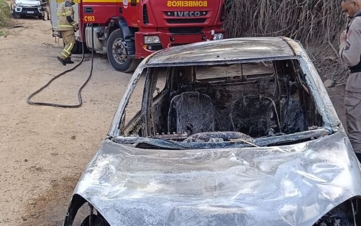 Bombeiros são chamados para apagar incêndio em carro e encontram corpo carbonizado