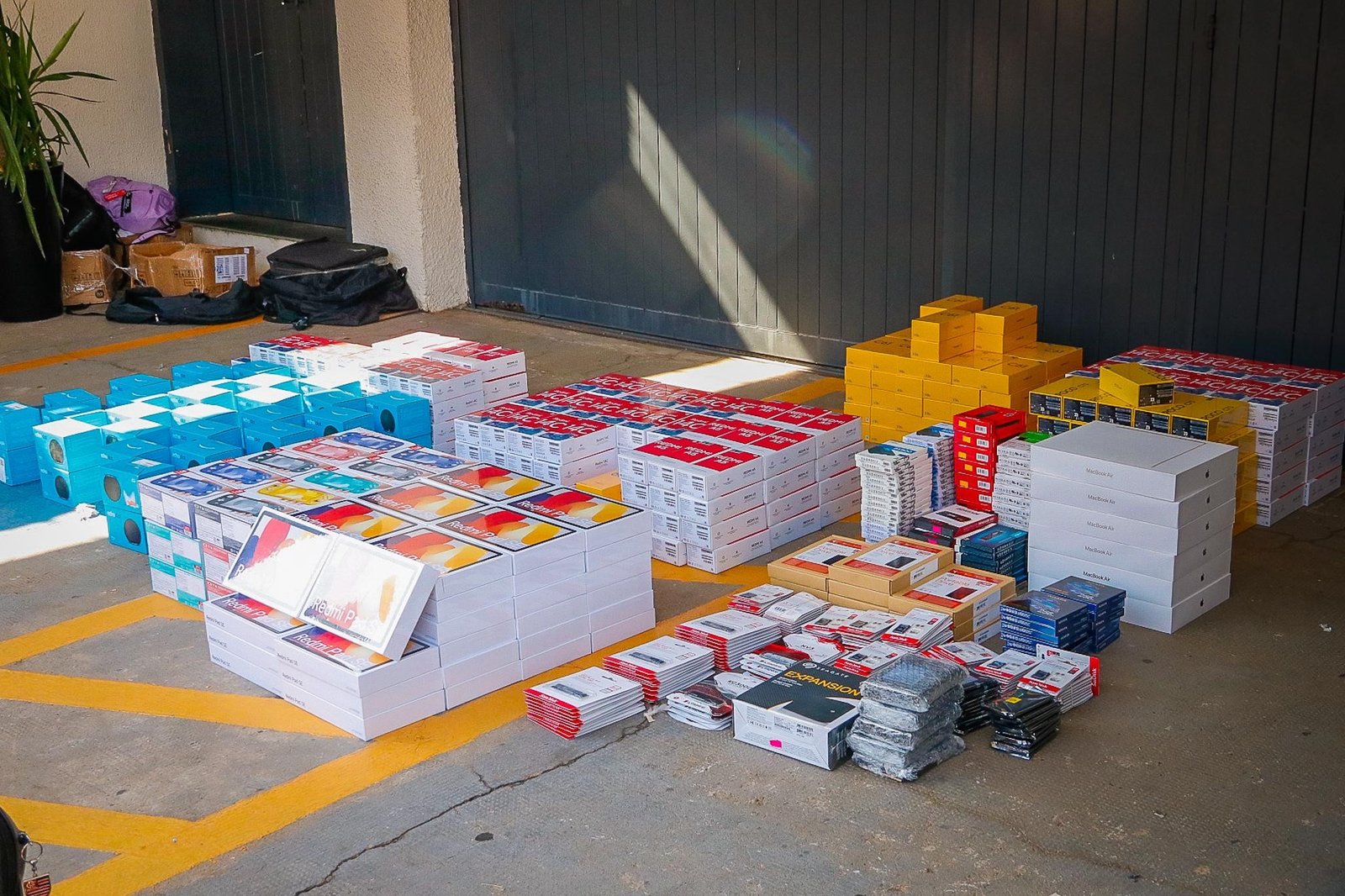 Polícia Militar apreende R$ 500 mil em eletrônicos contrabandeados em Piracicaba Polícia Militar apreende R$ 500 mil em eletrônicos contrabandeados em Piracicaba
