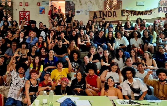 Estudantes ocupam prédio da PUC após denúncias de precarização e racismo na universidade; Justiça autoriza PM a retirar alunos à força