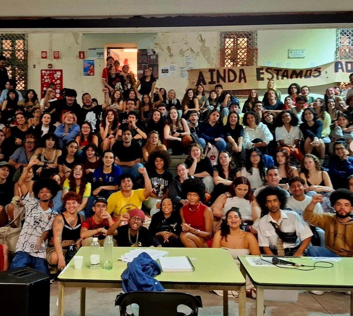 Estudantes ocupam prédio da PUC após denúncias de precarização e racismo na universidade; Justiça autoriza PM a retirar alunos à força Estudantes ocupam prédio da PUC após denúncias de precarização e racismo na universidade; Justiça autoriza PM a retirar alunos à força