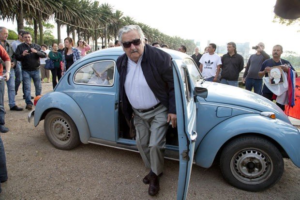 Com tampa de privada na mão, presidente Mujica fez preleção improvisada para time da segunda divisão do Uruguai Com tampa de privada na mão, presidente Mujica fez preleção improvisada para time da segunda divisão do Uruguai