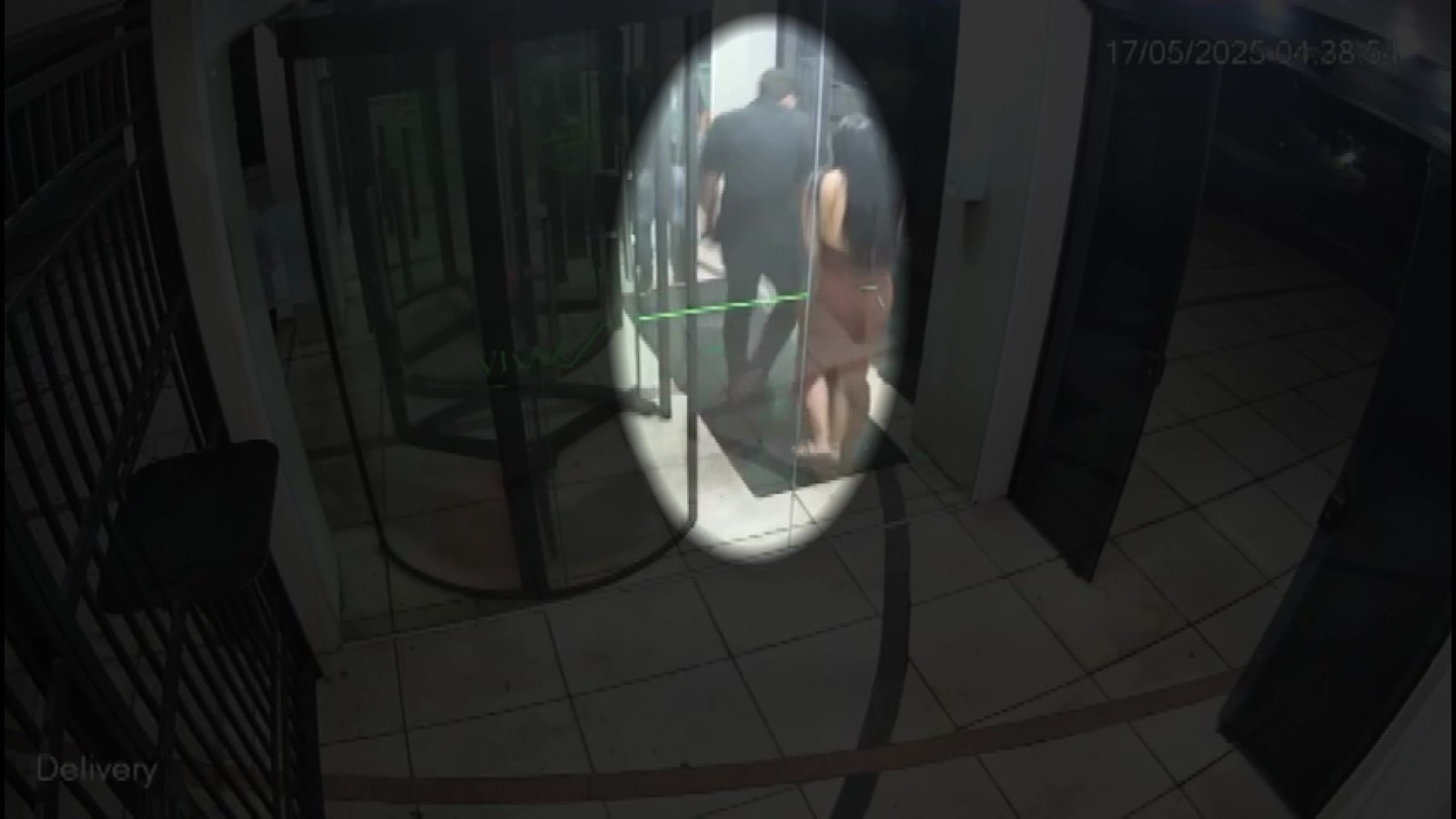 Horas após morte de empresário, suspeitos tomaram café com esposa da vítima para consolá-la durante sumiço; VÍDEO Horas após morte de empresário, suspeitos tomaram café com esposa da vítima para consolá-la durante sumiço; VÍDEO