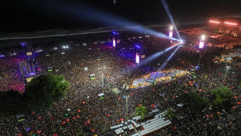 Lady Gaga faz show para 2,1 milhões em Copacabana