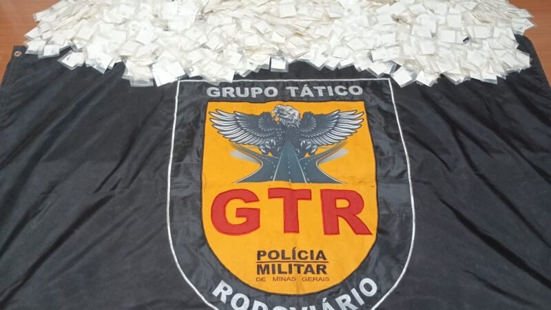 Jovem simula estar jogando no celular para despistar polícia, mas acaba preso ao ser flagrado com quase 2 mil papelotes de cocaína