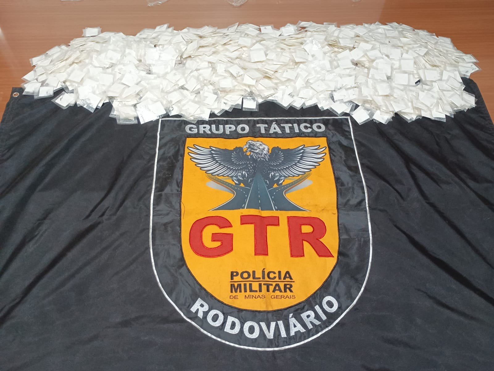 Jovem simula estar jogando no celular para despistar polícia, mas acaba preso ao ser flagrado com quase 2 mil papelotes de cocaína