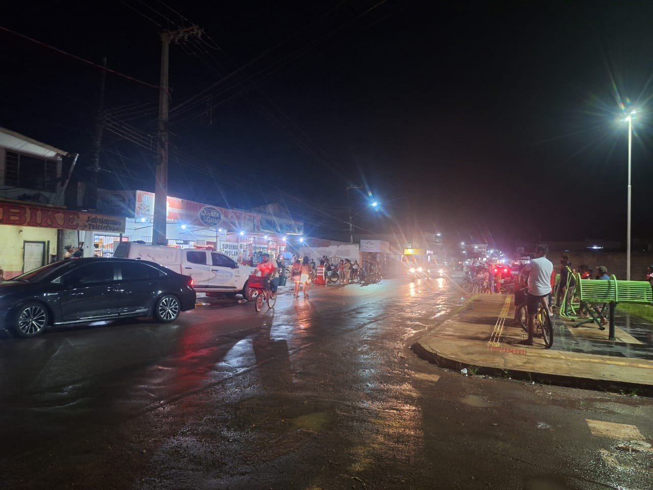 Homem é morto a tiros em frente a mercantil, em Santana; ninguém foi preso Homem é morto a tiros em frente a mercantil, em Santana; ninguém foi preso