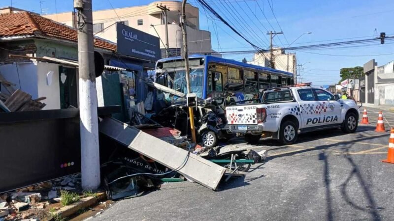 Duas pessoas morrem e seis ficam feridas em acidente entre carro e ônibus na Grande SP