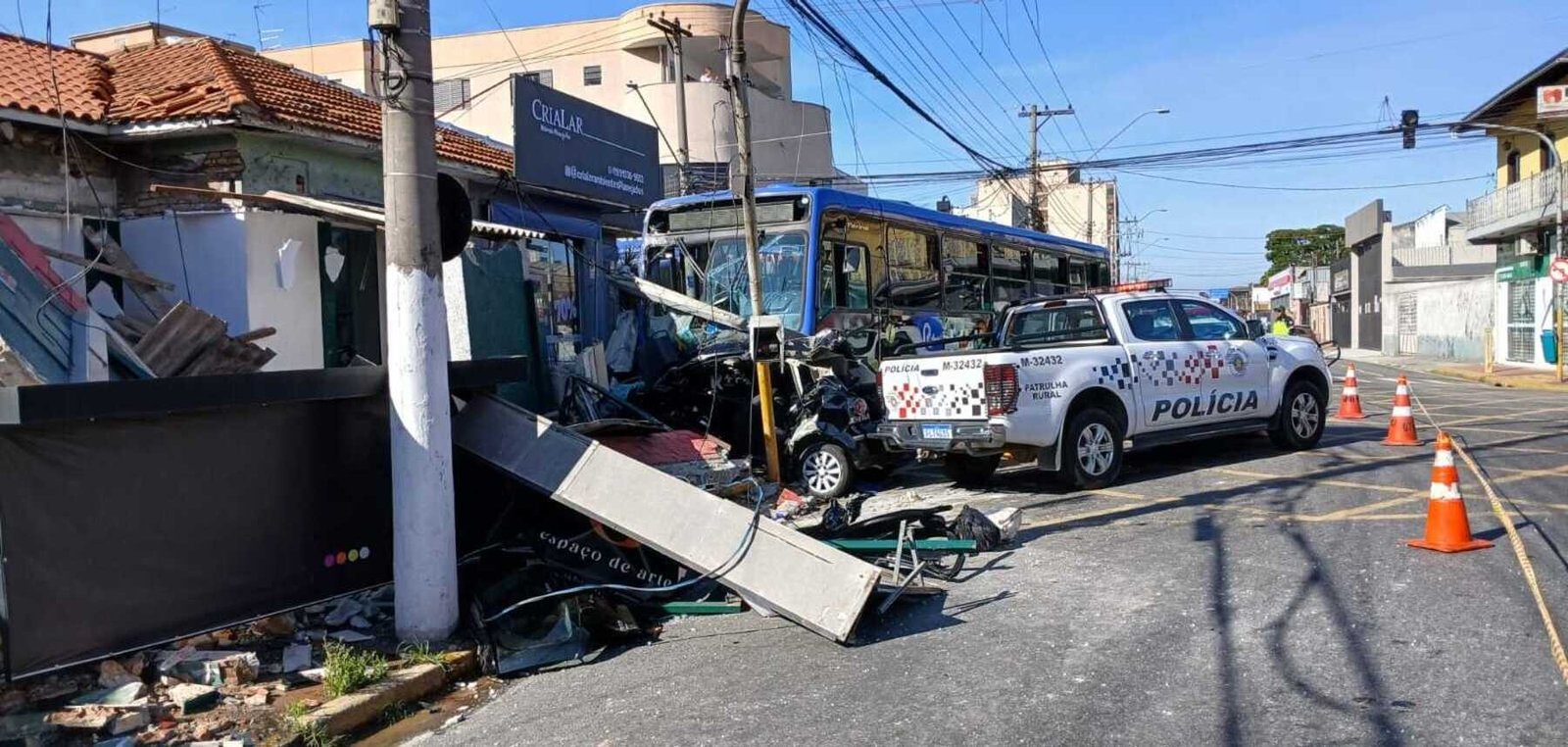 Duas pessoas morrem e seis ficam feridas em acidente entre carro e ônibus na Grande SP