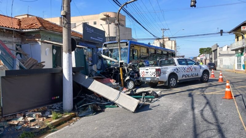 Acidente entre carro e ônibus deixa dois mortos e seis feridos em Suzano