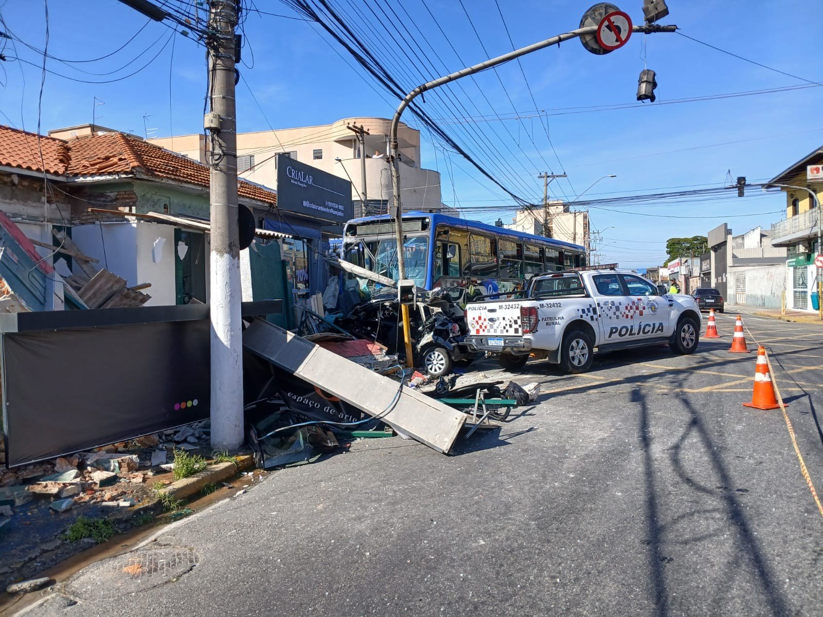 Acidente entre carro e ônibus deixa dois mortos e seis feridos em Suzano Acidente entre carro e ônibus deixa dois mortos e seis feridos em Suzano