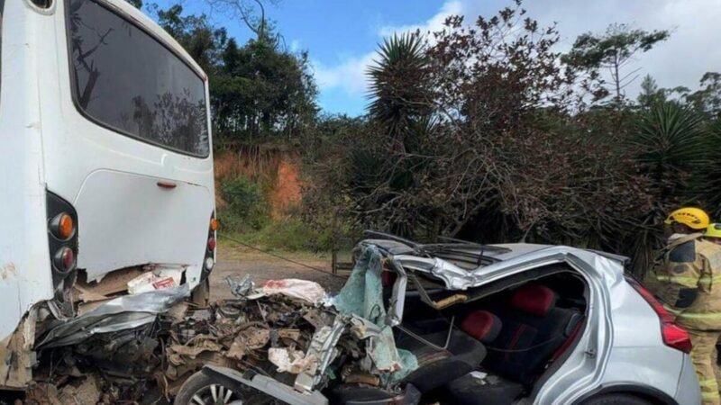Acidente entre carro e ônibus mata dois e deixa outros dois feridos na BR-040 em MG