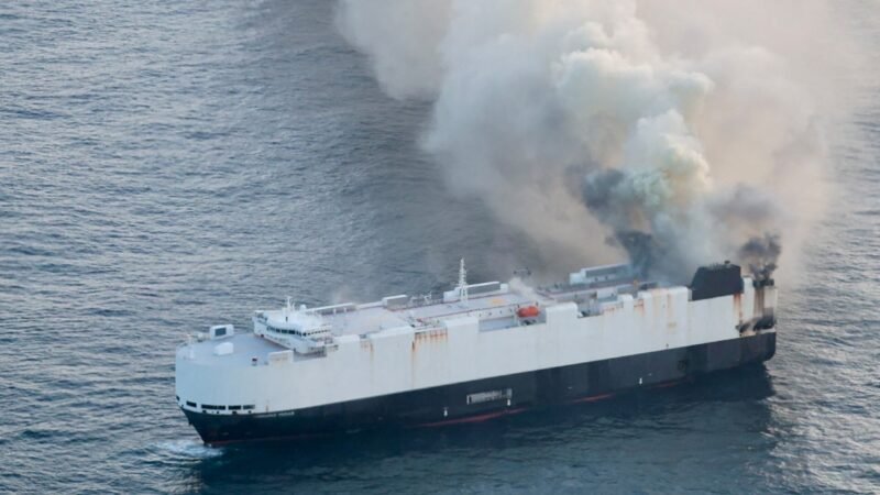 Navio com 3.000 carros queima há uma semana e chances de fogo ser apagado são muito baixas