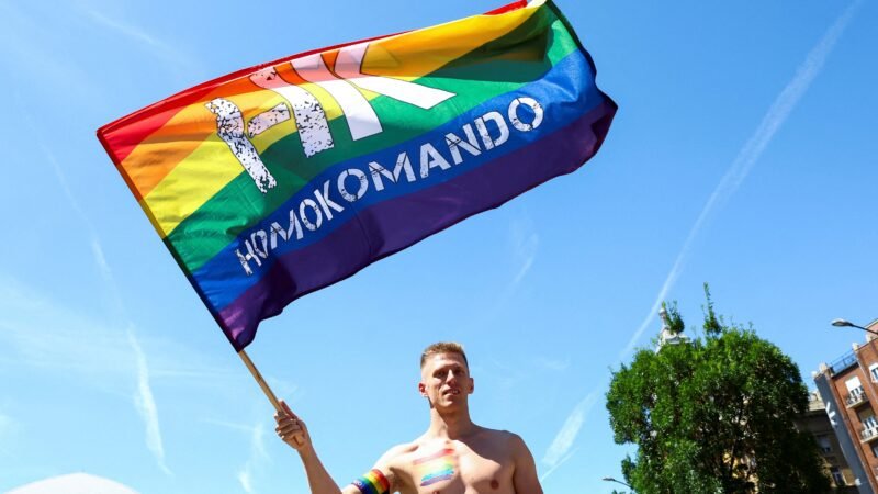 Milhares marcham por direitos LGBT+ na Hungria mesmo depois de proibição