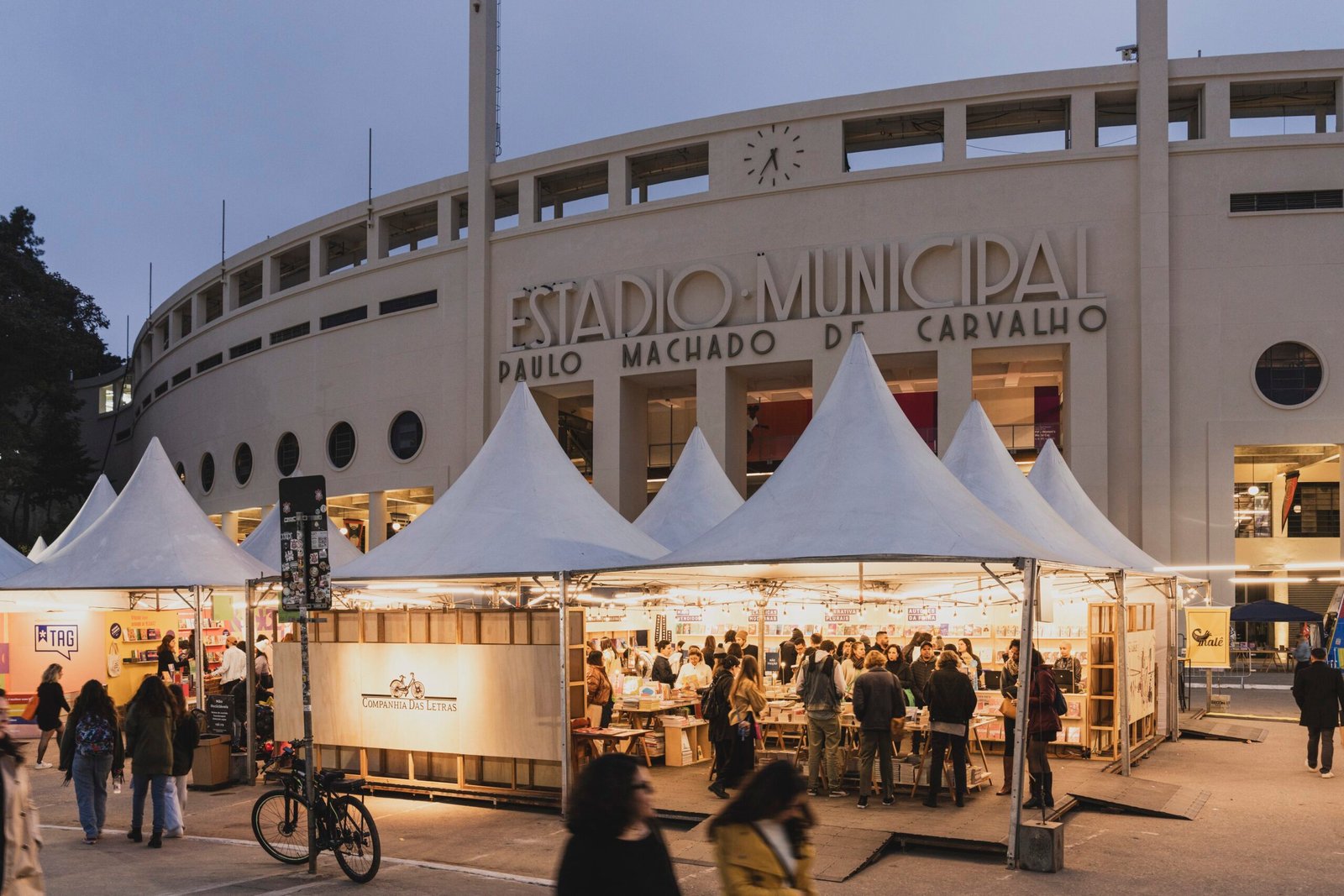 Feira do livro 2025: veja programação do evento que começa neste sábado e terá palco exclusivo para público infantil Feira do livro 2025: veja programação do evento que começa neste sábado e terá palco exclusivo para público infantil