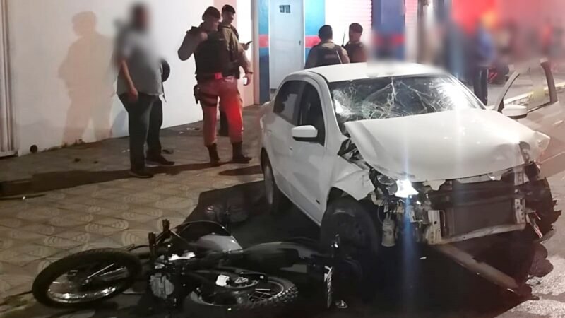 Motociclista fica ferido ao ser arremessado em parede após batida contra carro em Alfenas, MG