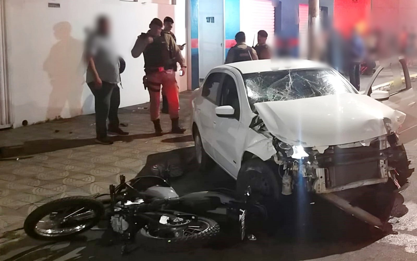 Motociclista fica ferido ao ser arremessado em parede após batida contra carro em Alfenas, MG Motociclista fica ferido ao ser arremessado em parede após batida contra carro em Alfenas, MG