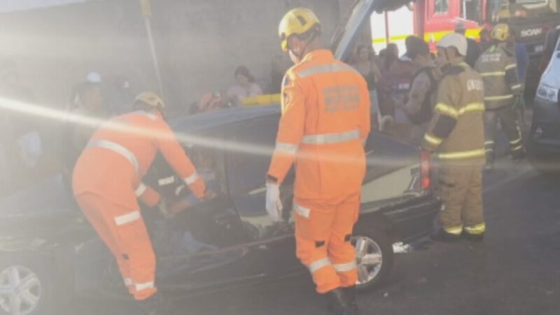 Idosa de 95 anos e motorista ficam presos às ferragens após carro bater em ônibus