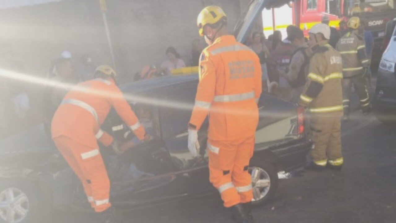 Idosa de 95 anos e motorista ficam presos às ferragens após carro bater em ônibus Idosa de 95 anos e motorista ficam presos às ferragens após carro bater em ônibus
