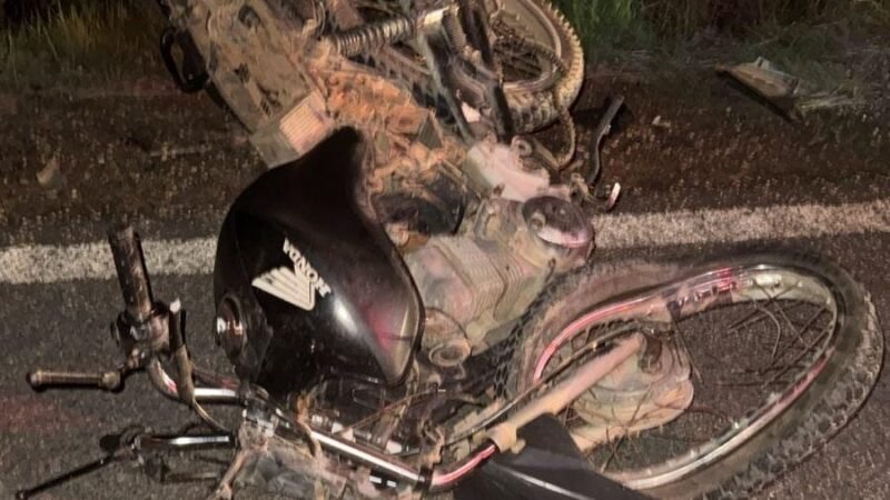 Motociclista embriagado invade contramão e colide com ônibus escolar em Normandia