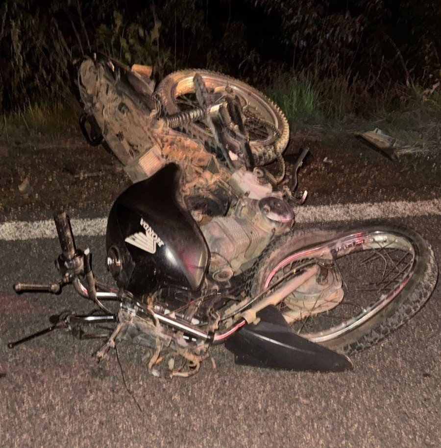Motociclista embriagado invade contramão e colide com ônibus escolar em Normandia