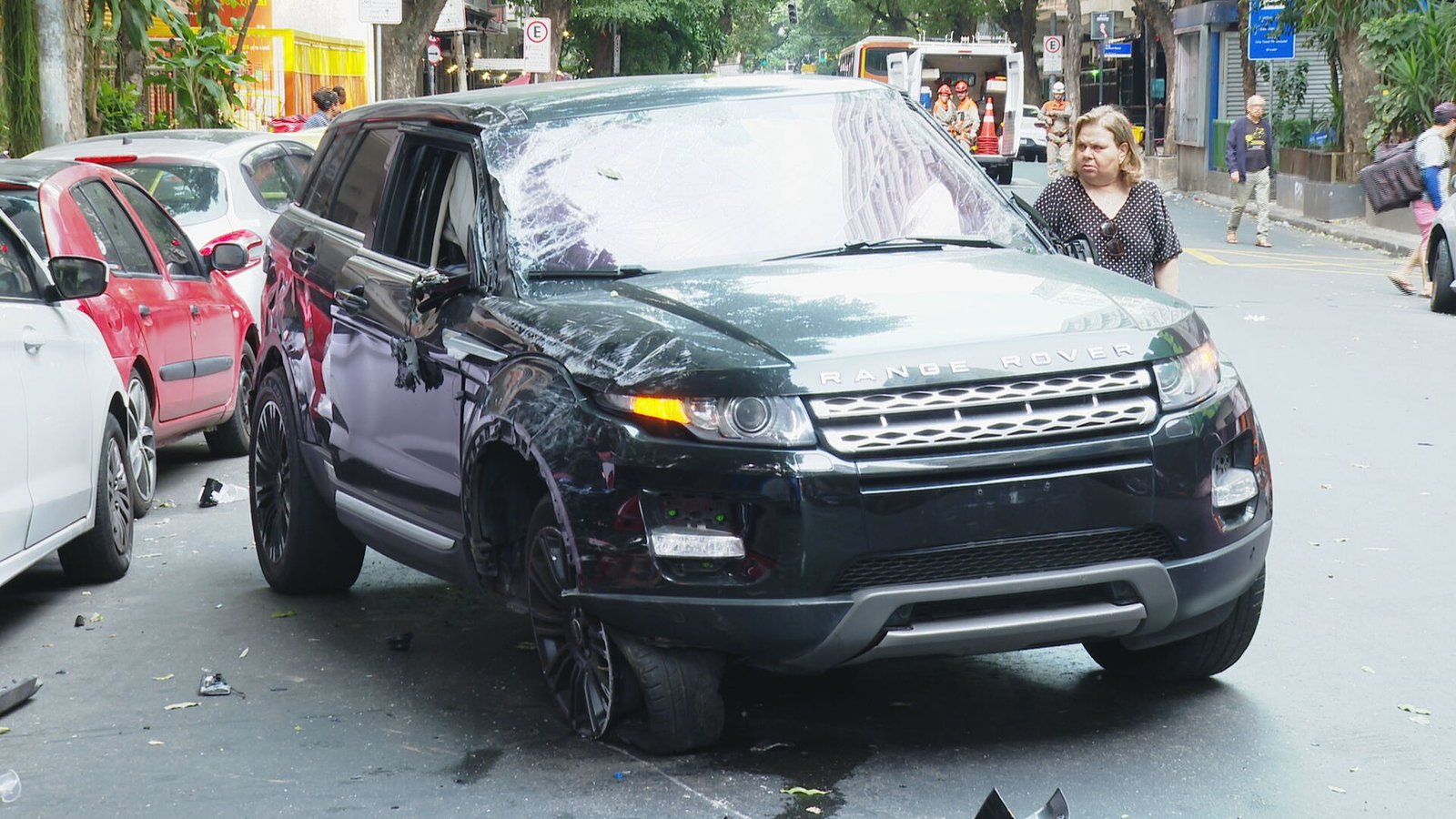 Motorista vai responder por embriaguez ao volante após capotar e bater em várias motos e carros em Copacabana Motorista vai responder por embriaguez ao volante após capotar e bater em várias motos e carros em Copacabana